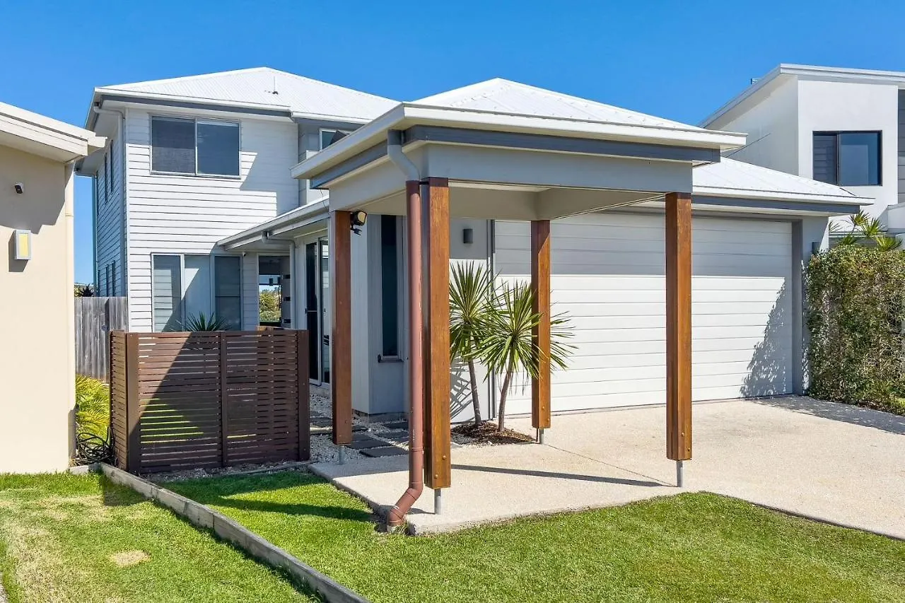 Holiday home Serenity Lake House Mountain Creek Australia